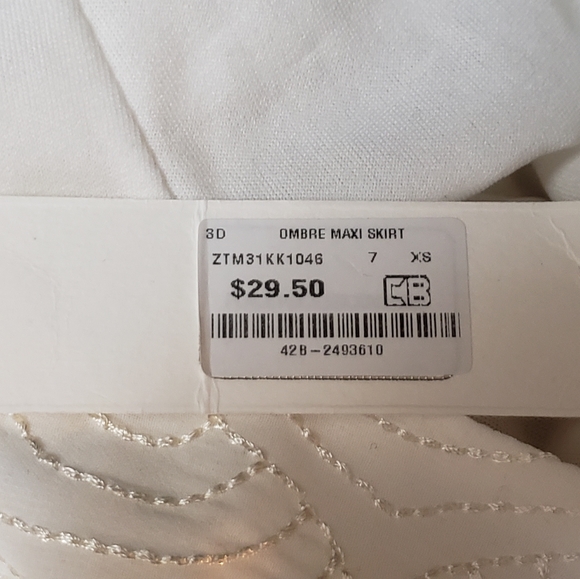 Skirt. Perfect length if ur 5'2 to 5'4 - Picture 2 of 4